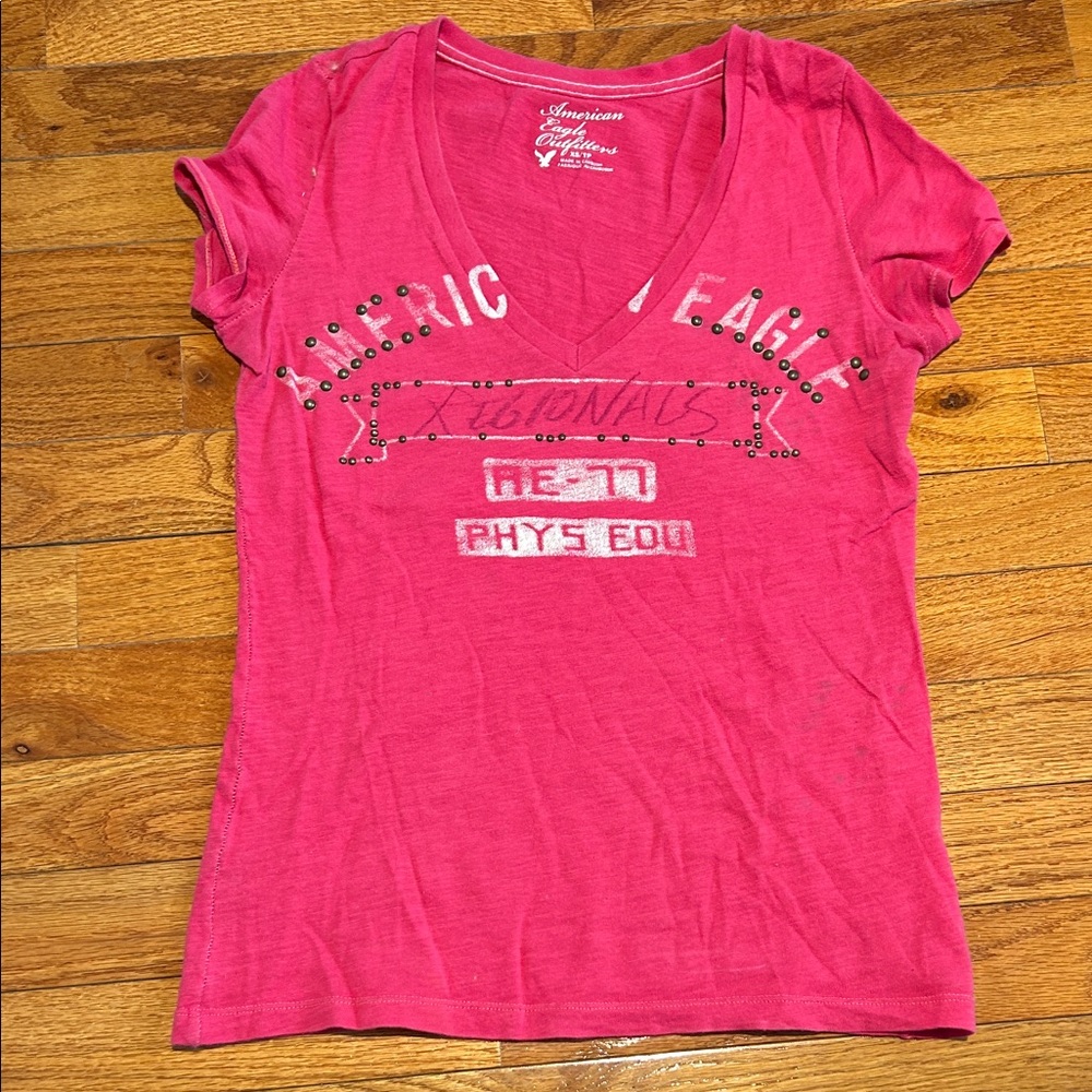 American Eagle Outfitters Red Graphic V-Neck Tee - Picture 3 of 7